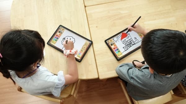 아이들이 태블릿으로 검사하는 모습